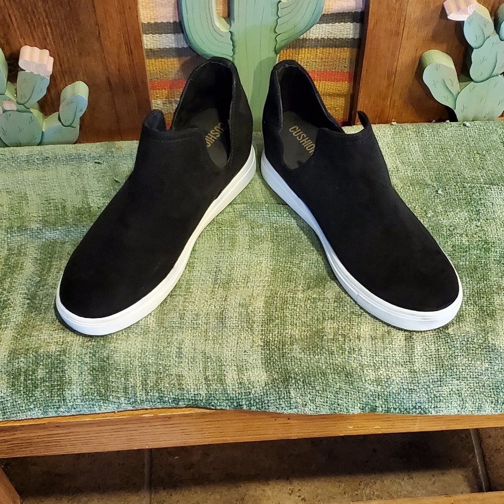Cushionair slip on tennis shoes Size 8.